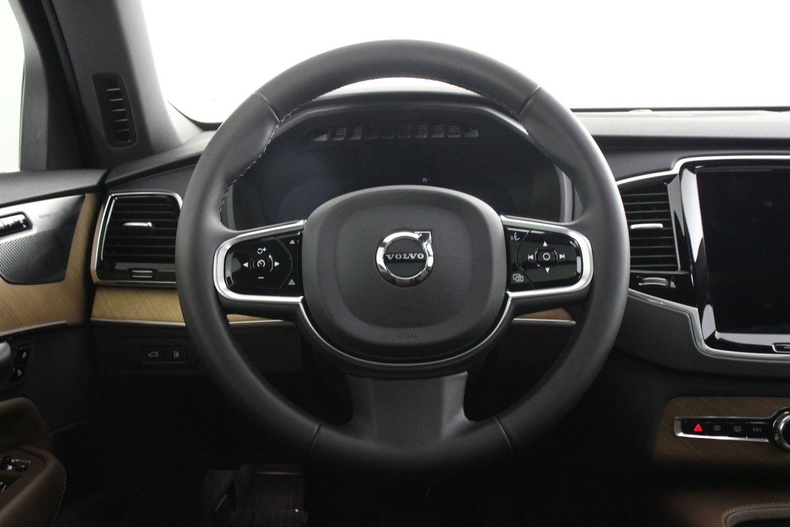 2024 Volvo XC90 plug-in hybrid T8 Plus Bright Theme 7 Passenger photo 3