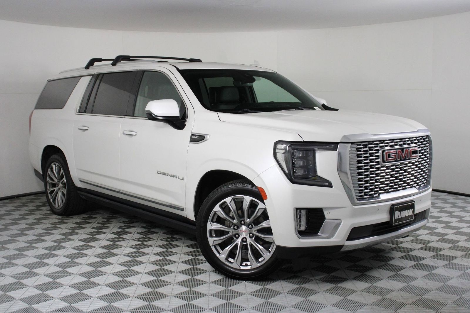 2021 GMC Yukon XL Denali photo 2