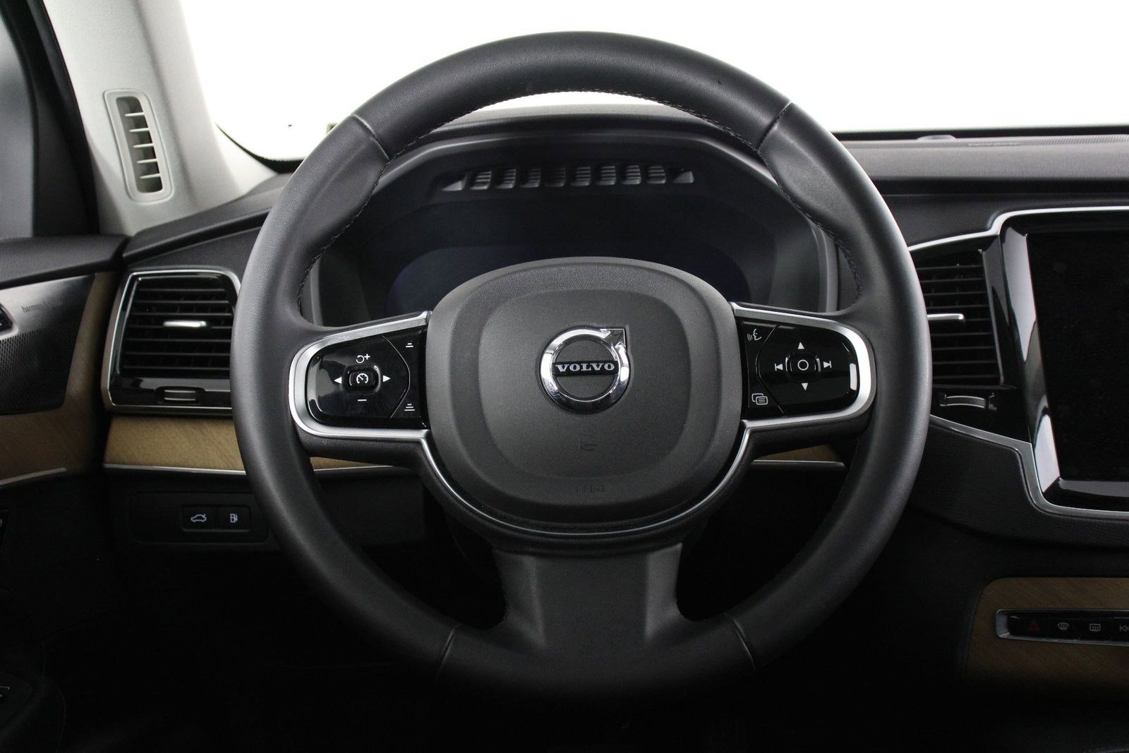 2024 Volvo XC90 plug-in hybrid T8 Plus 6 Passenger photo 3