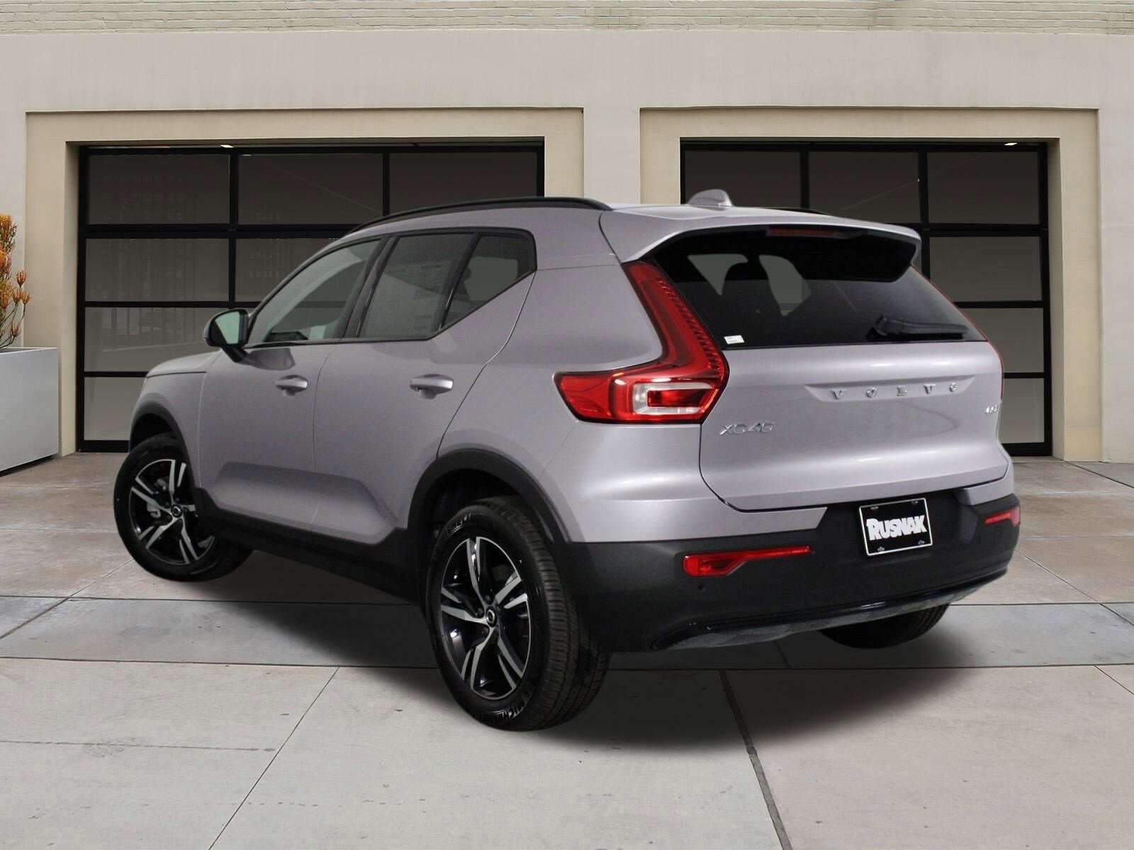 2026 Volvo XC40 Core photo 2