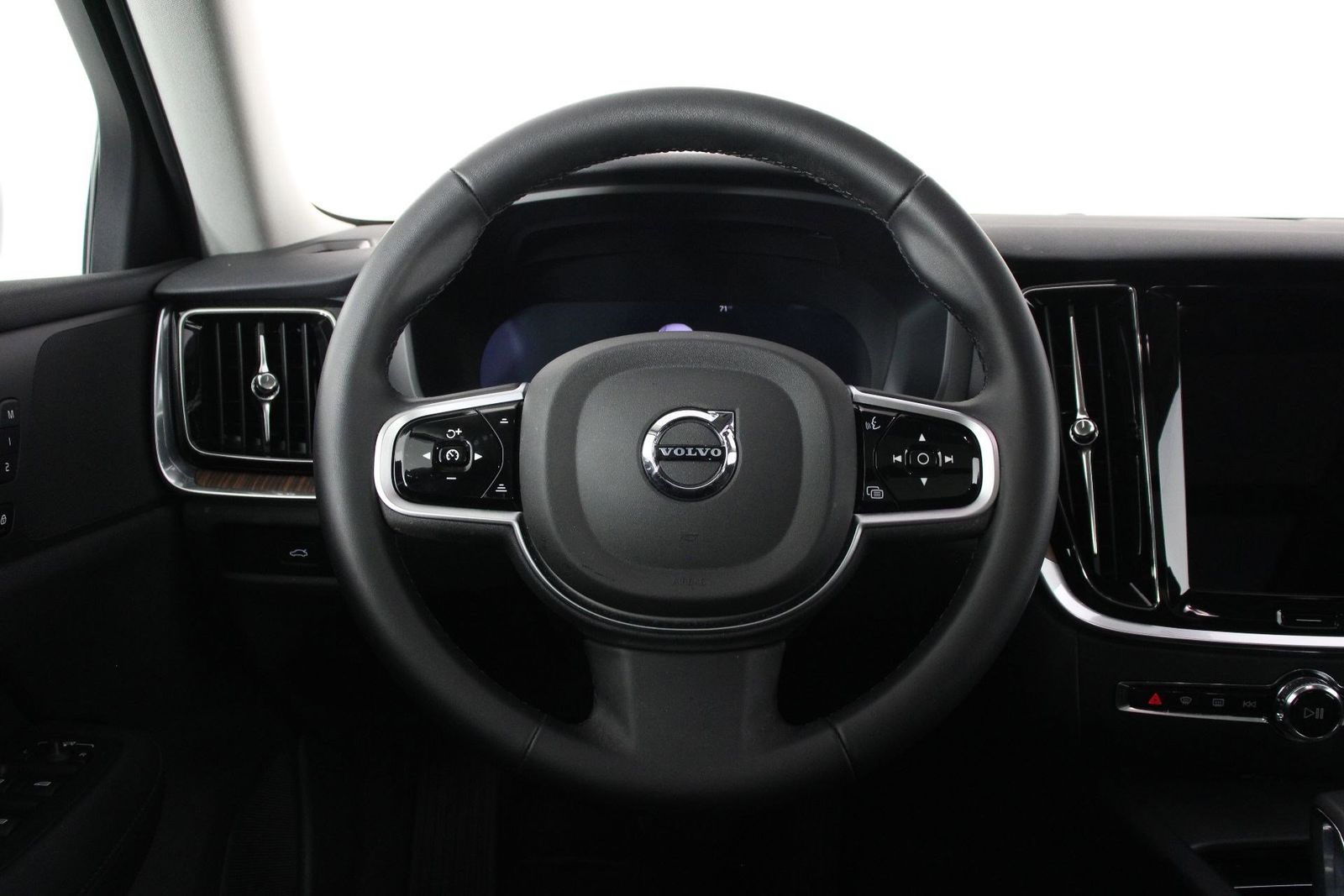 2025 Volvo V60 Cross Country B5 Plus photo 3