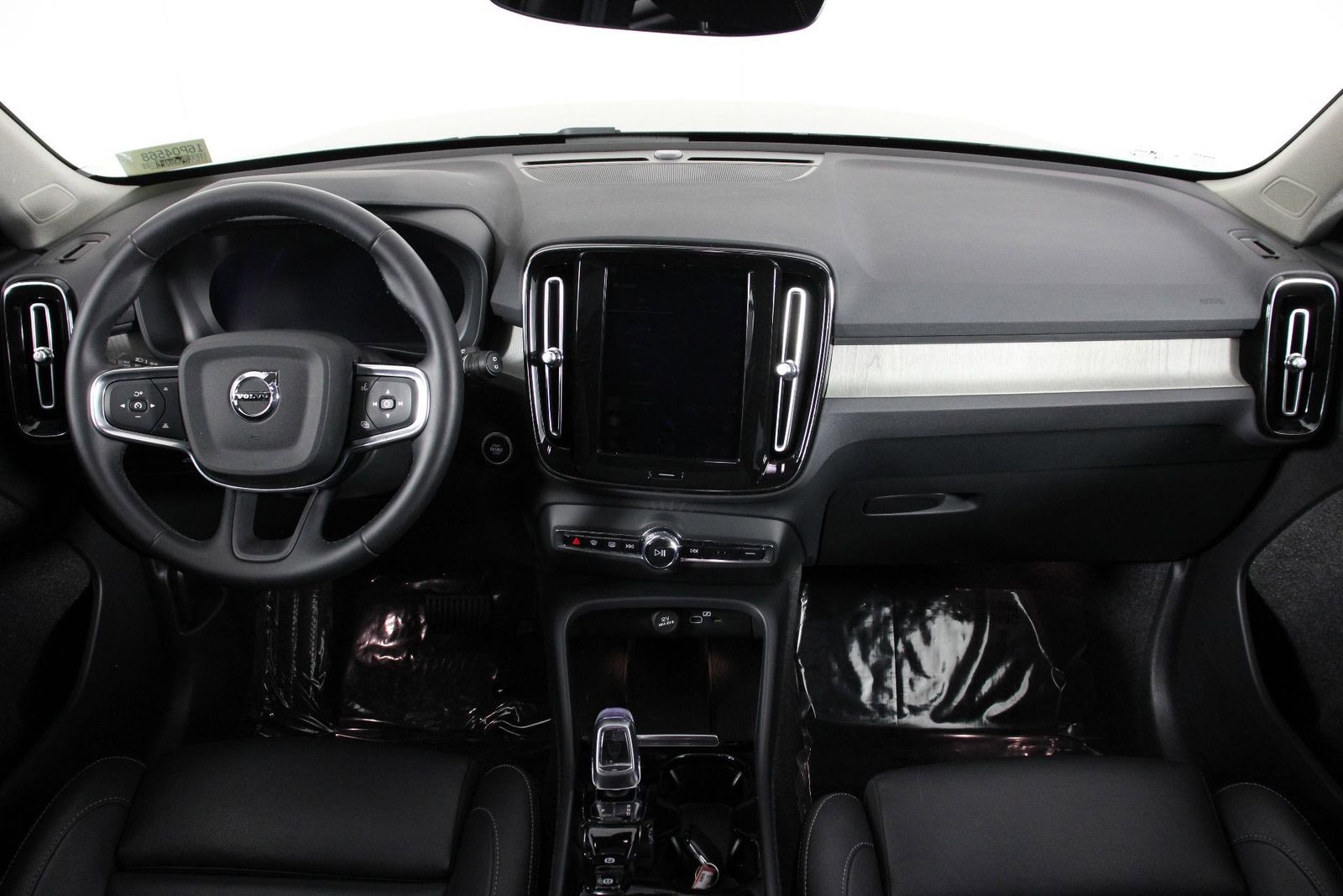 2025 Volvo XC40 B5 Plus Dark Theme photo 6