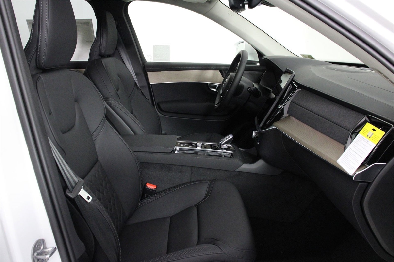 2025 Volvo XC90 Plus - Photo 10