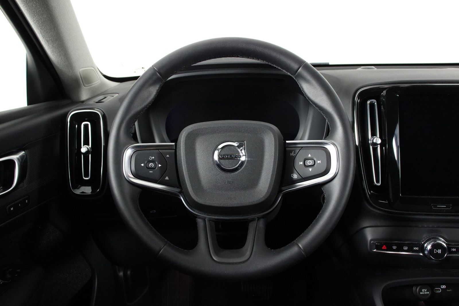 2025 Volvo XC40 B5 Plus Bright Theme photo 3