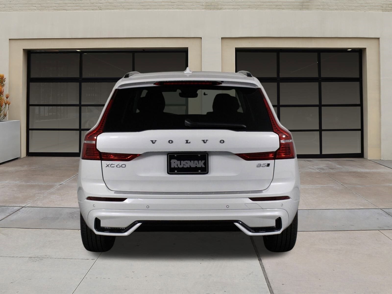 2025 Volvo XC60 B5 Core photo 3