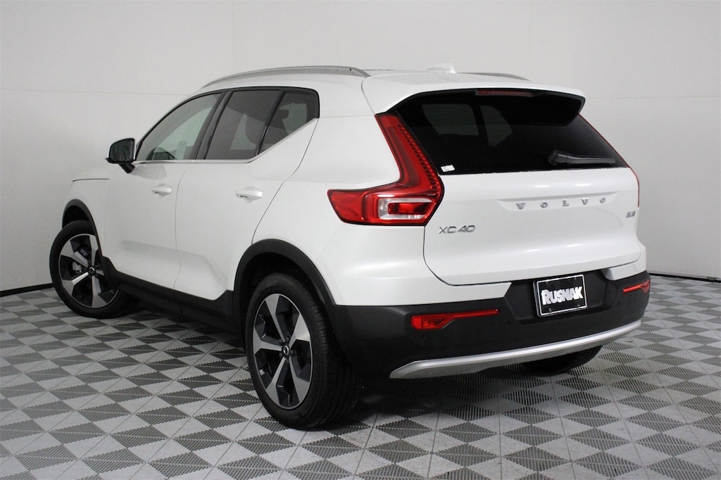 New 2025 Volvo XC40 B5 Core SUV