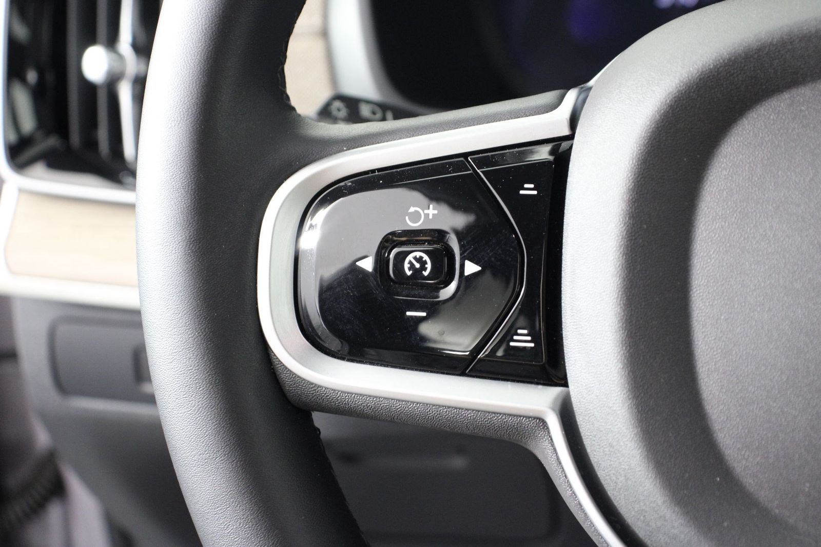 2026 Volvo XC90 Plus - Photo 10