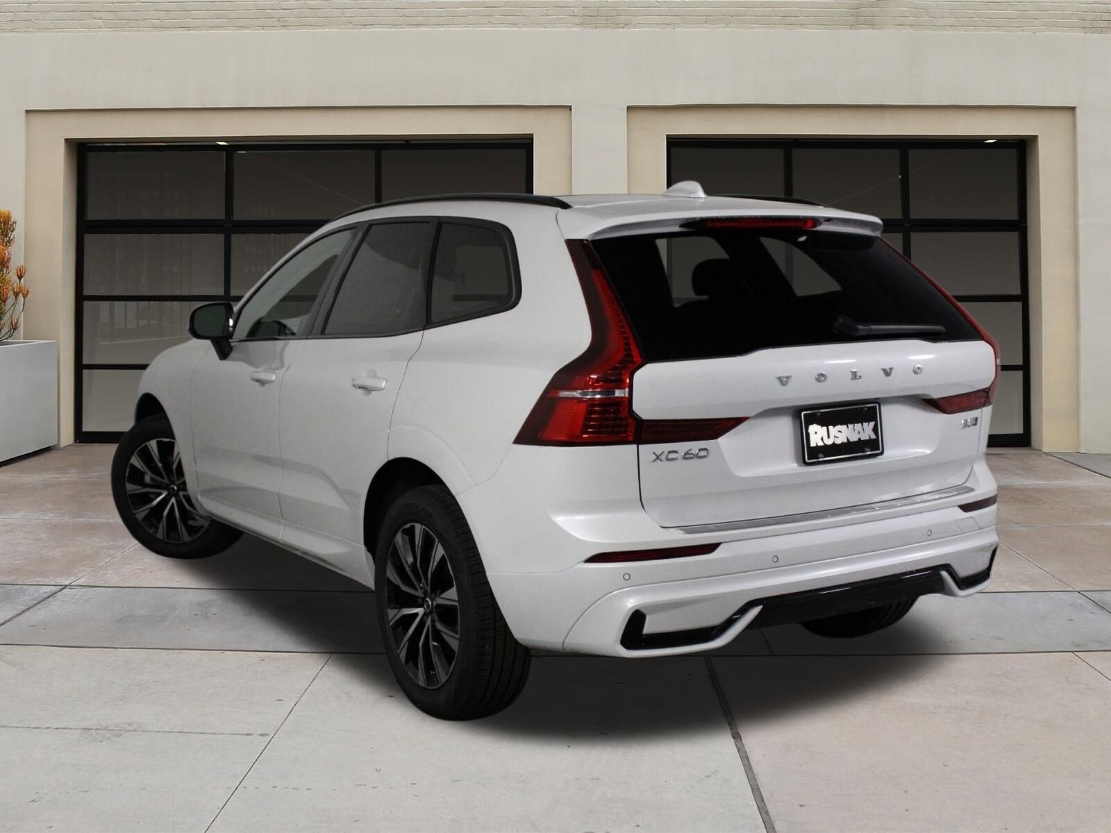 2025 Volvo XC60 B5 Core photo 4
