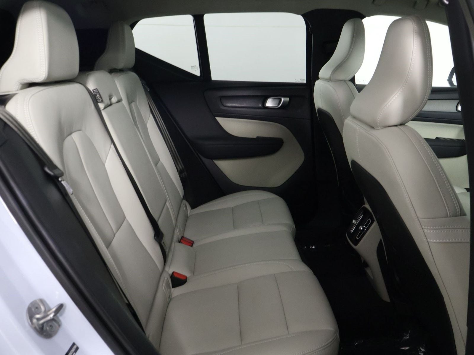 2026 Volvo XC40 Plus - Photo 30