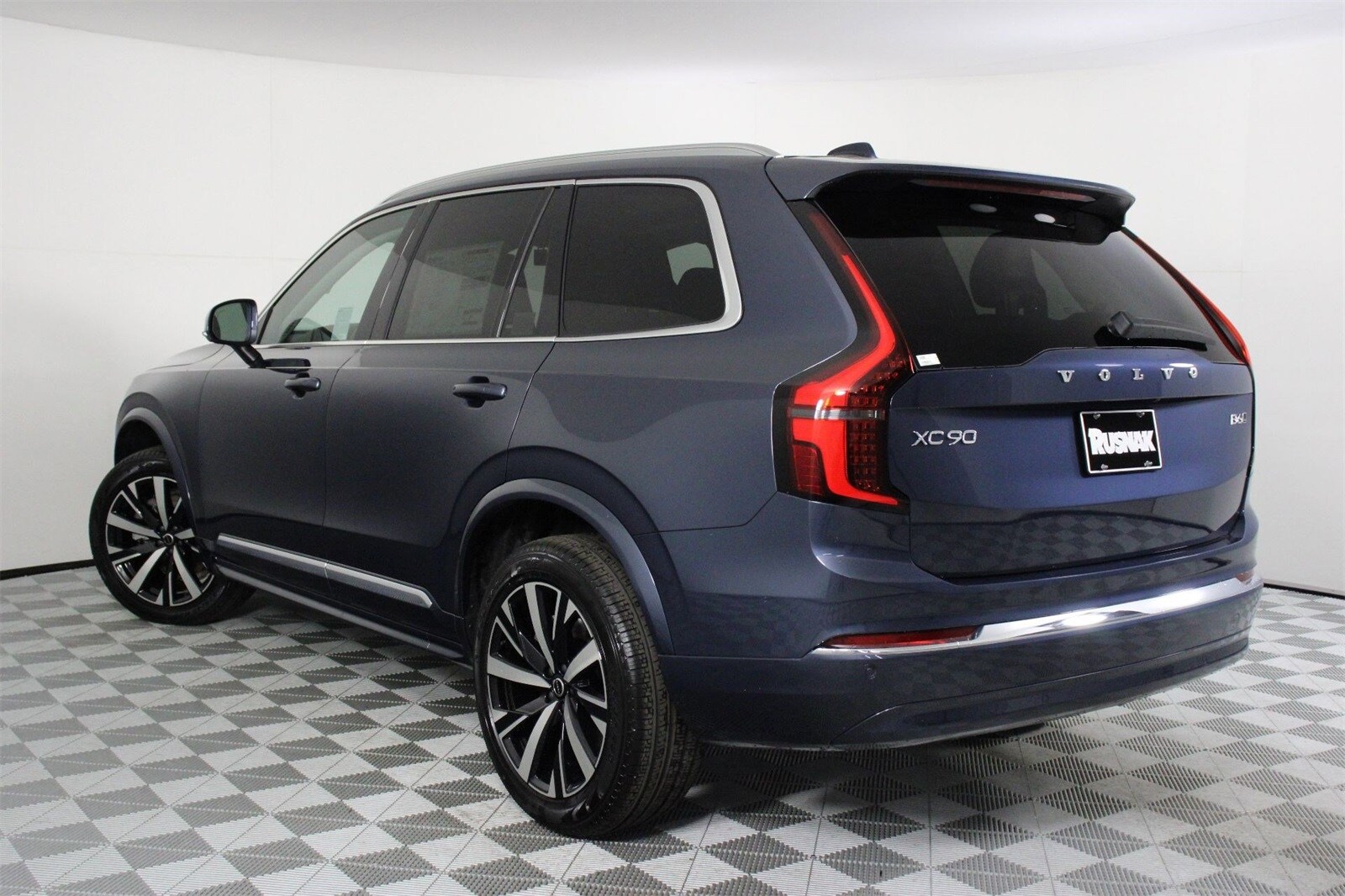 2025 Volvo XC90 Core photo 3