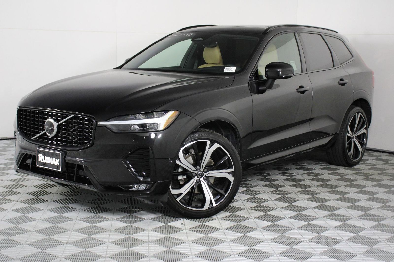 2023 Volvo XC60 B5 Ultimate Dark Theme photo 2