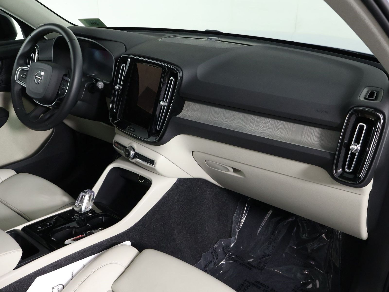 2026 Volvo XC40 Plus - Photo 22