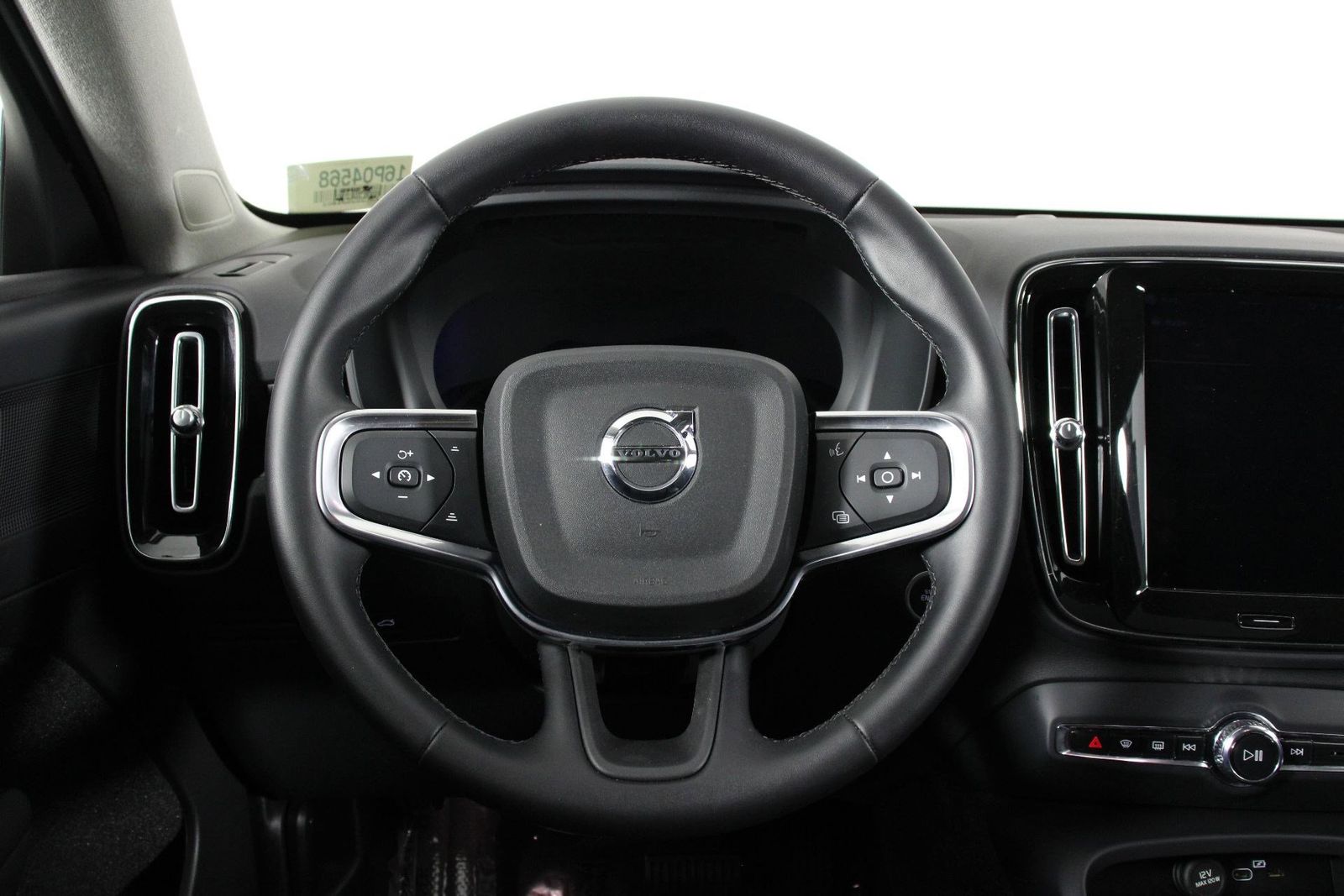 2025 Volvo XC40 B5 Plus Dark Theme photo 3