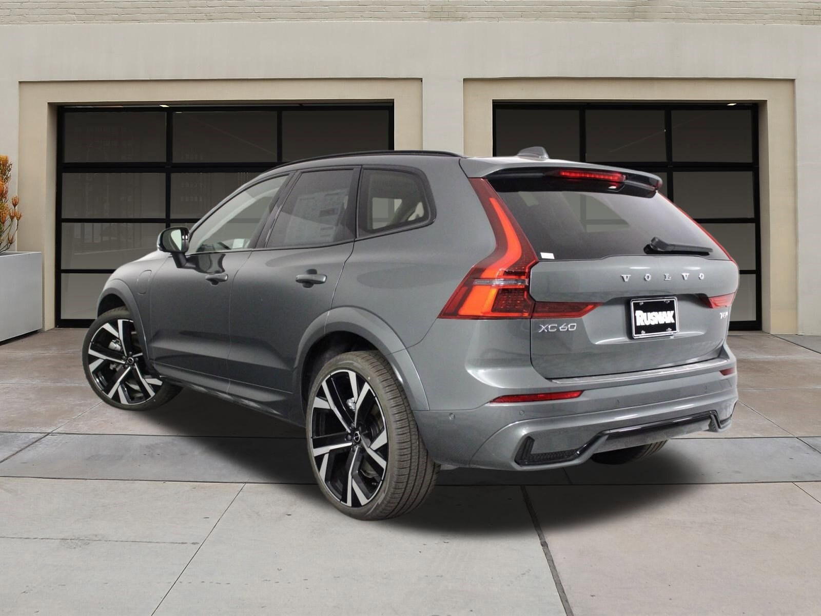 2026 Volvo XC60 Hybrid T8 photo 3