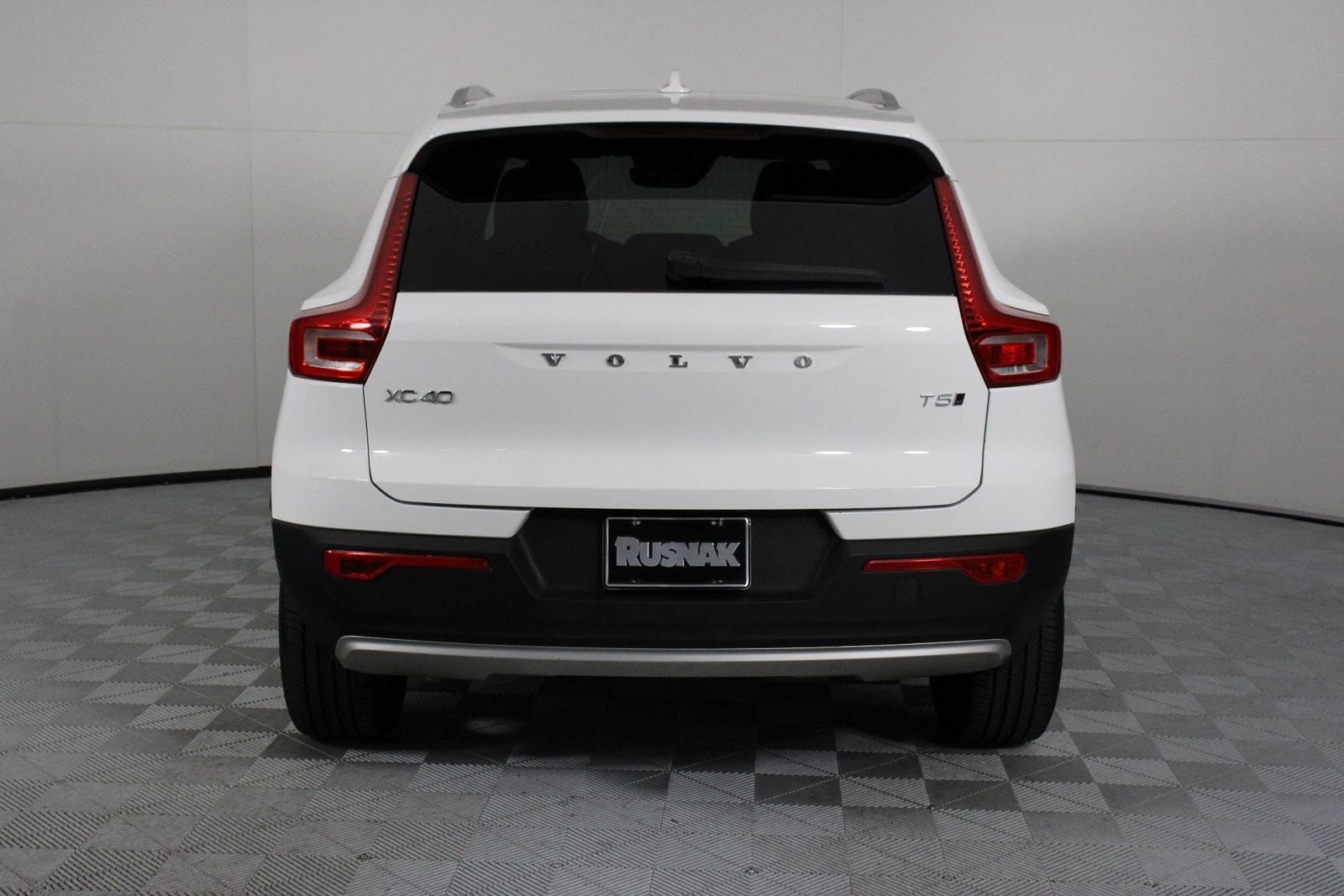 2019 Volvo XC40 Momentum photo 4