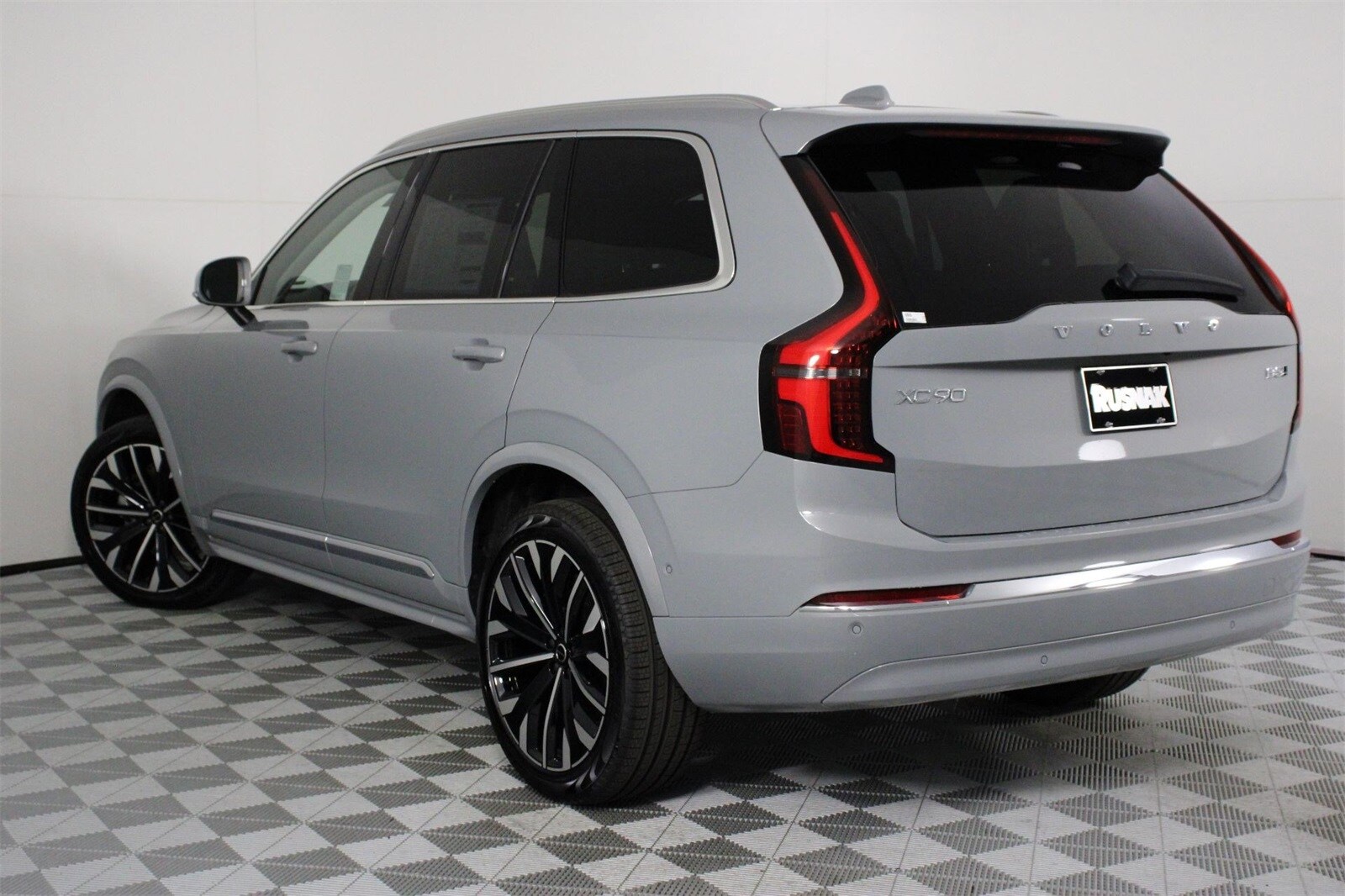 2026 Volvo XC90 B5 AWD Plus photo 3