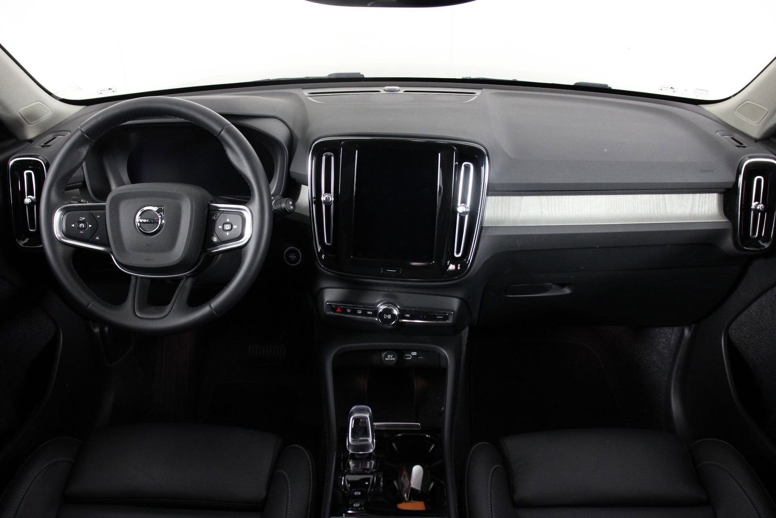 2025 Volvo XC40 B5 Plus Bright Theme photo 6