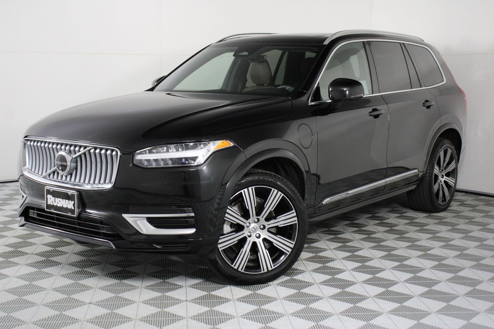 2024 Volvo XC90 plug-in hybrid T8 Plus Bright Theme 7 Passenger photo 2