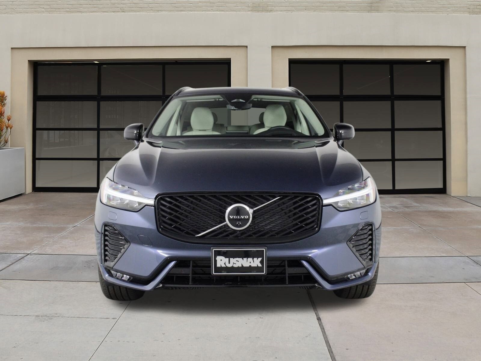 2026 Volvo XC60 B5 photo 2