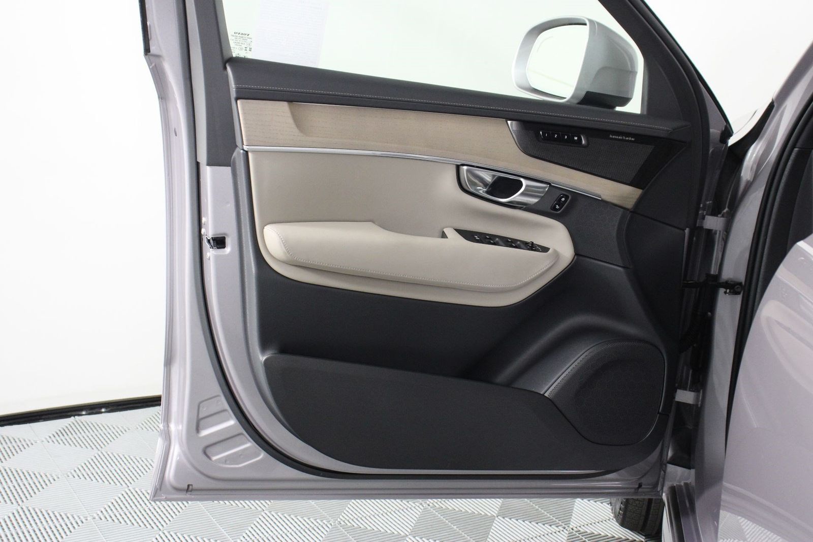 2026 Volvo XC90 Plus - Photo 17