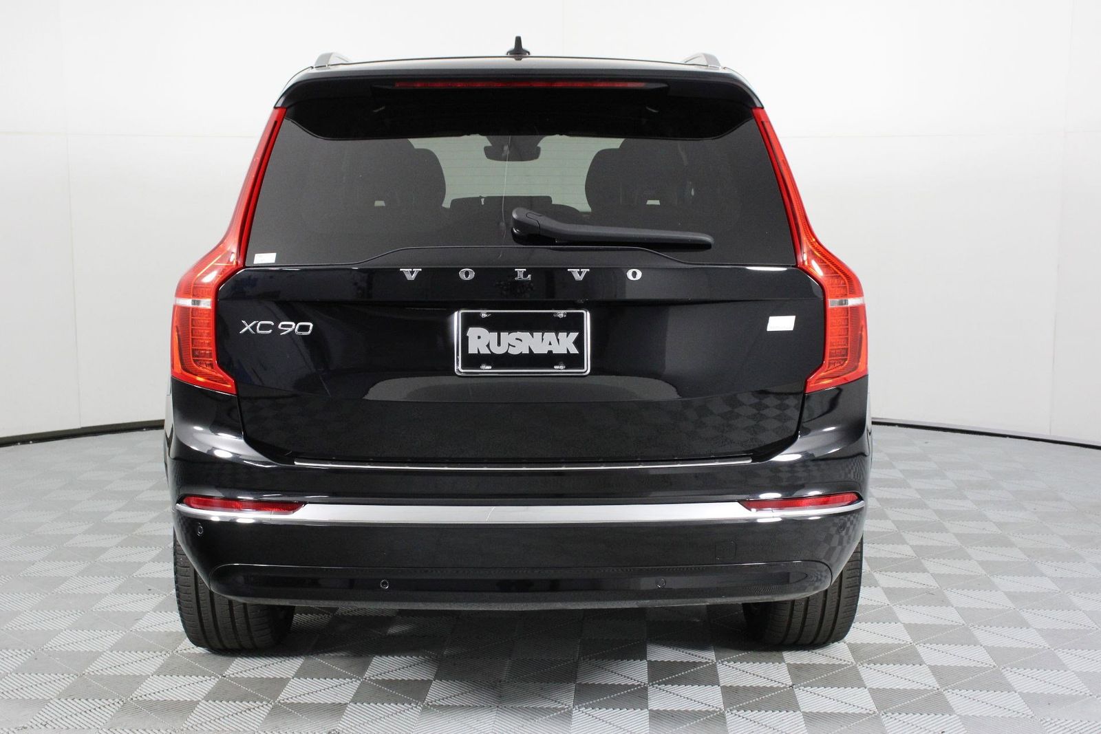 2024 Volvo XC90 plug-in hybrid T8 Plus Bright Theme 7 Passenger photo 4