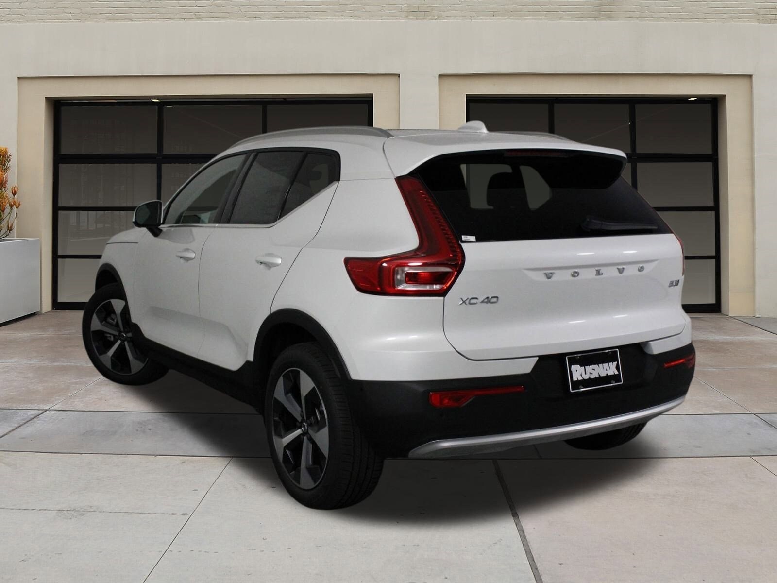 2025 Volvo XC40 Plus photo 3