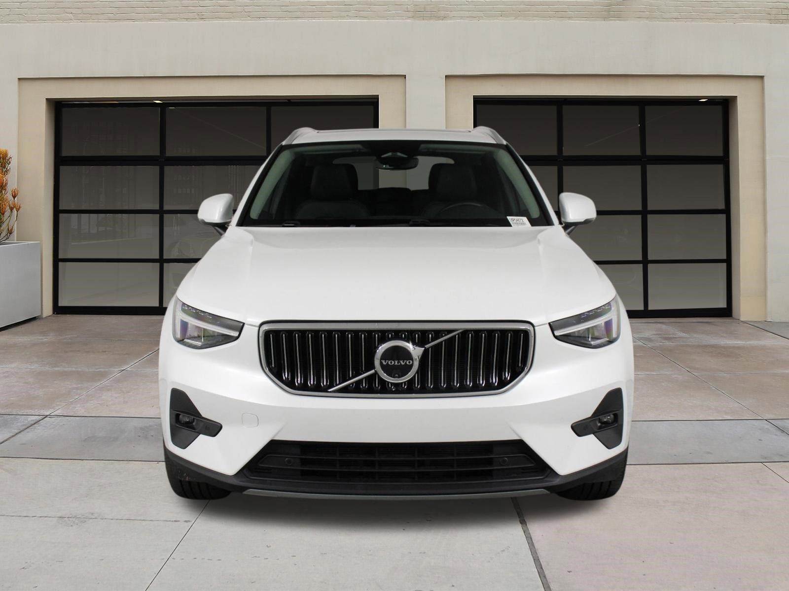 2025 Volvo XC40 B5 Plus Bright Theme photo 5