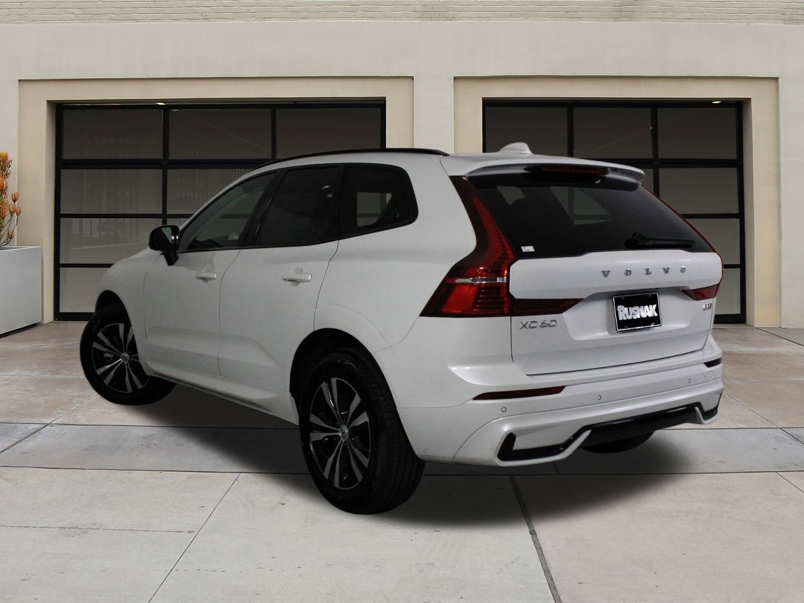 2025 Volvo XC60 B5 Core photo 2