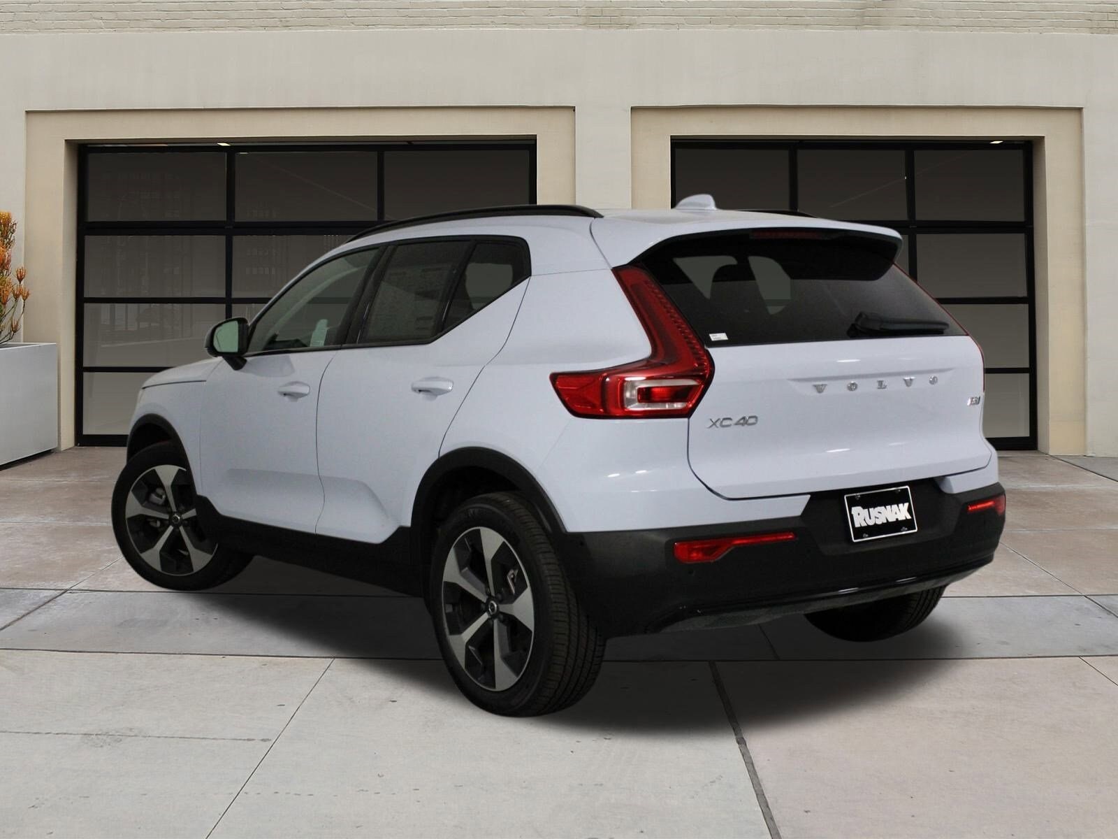 2026 Volvo XC40 Plus photo 2