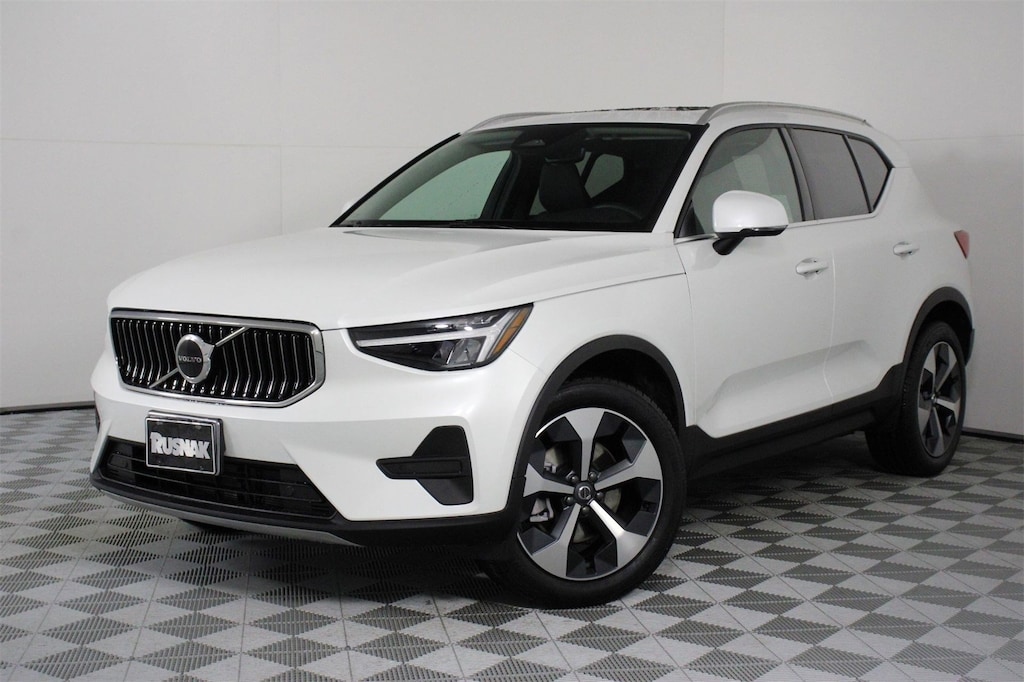 New 2025 Volvo XC40 B5 Core SUV