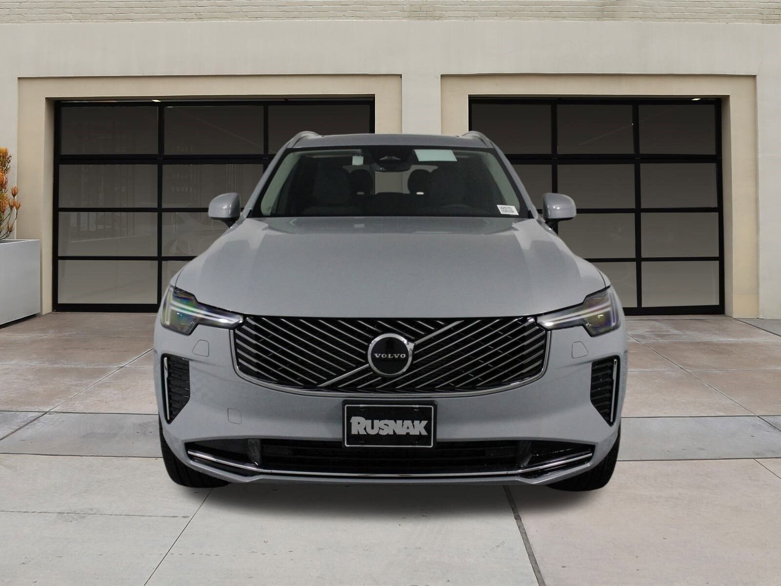 2025 Volvo XC90 Core photo 2