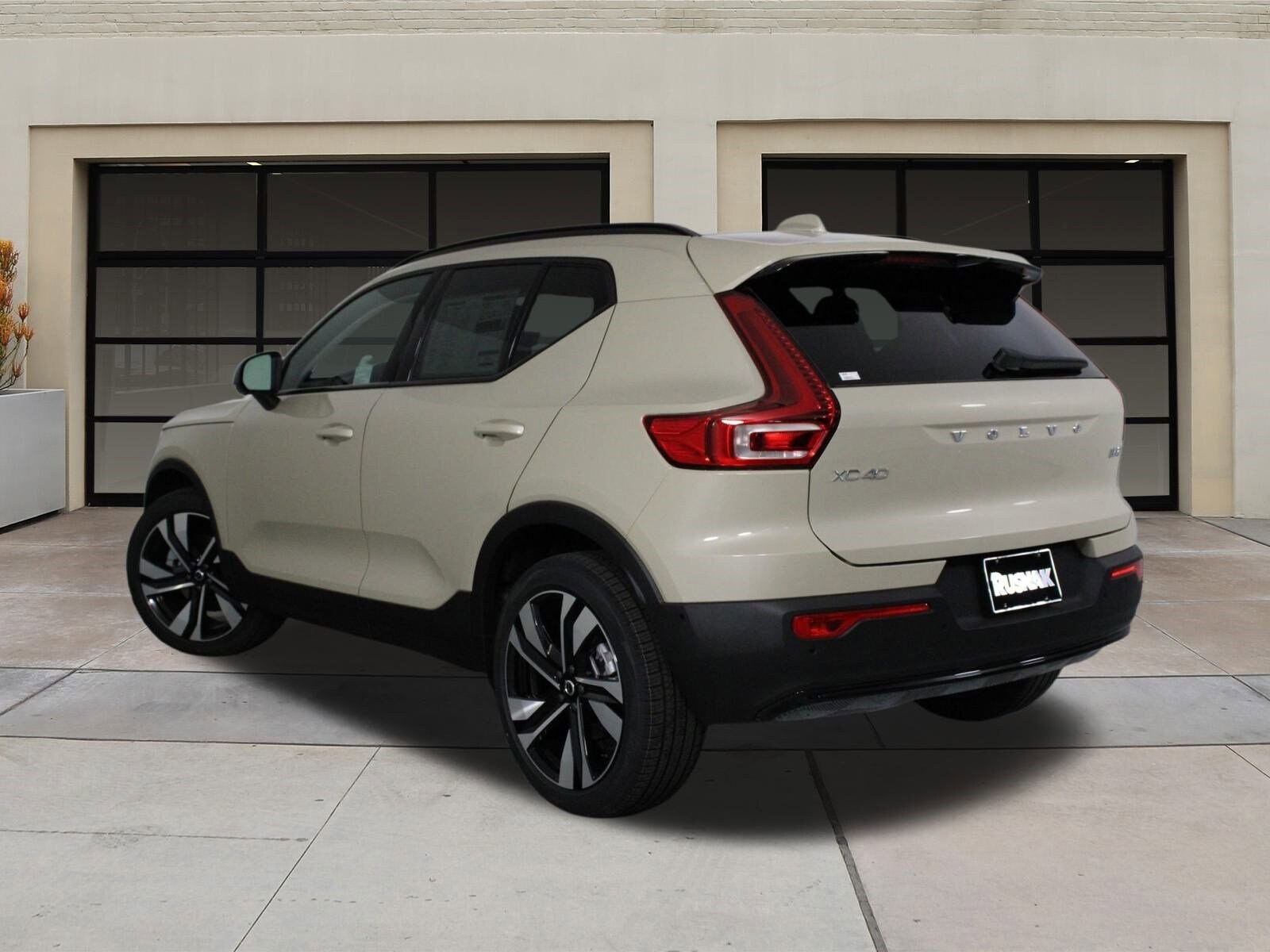 2026 Volvo XC40 photo 2