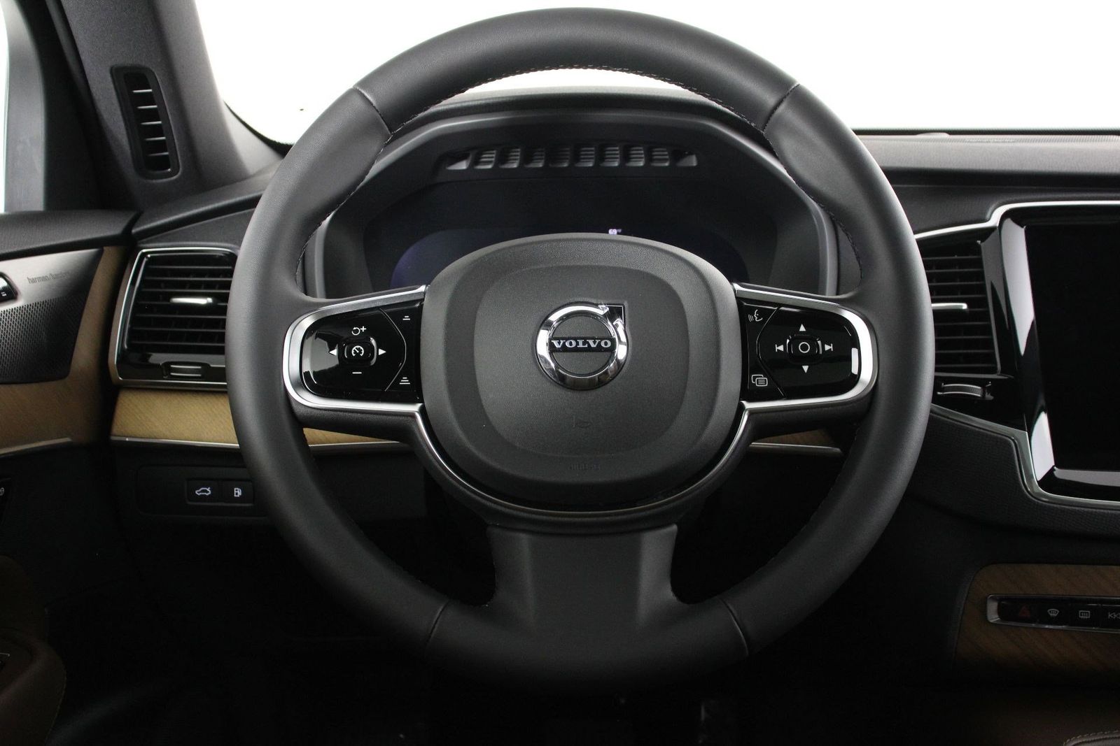 2024 Volvo XC90 plug-in hybrid T8 Plus Bright Theme 7 Passenger photo 3