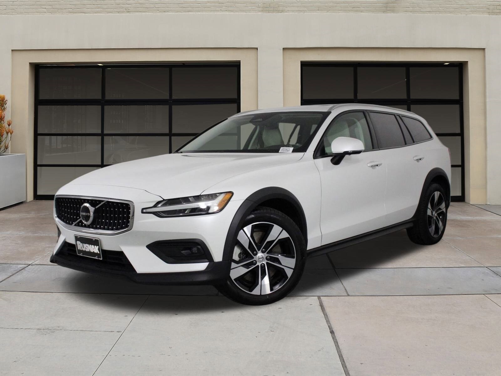 2025 Volvo V60 Cross Country B5 Plus photo 3