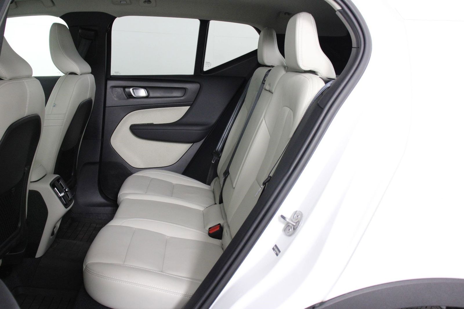 2026 Volvo XC40 Plus - Photo 32