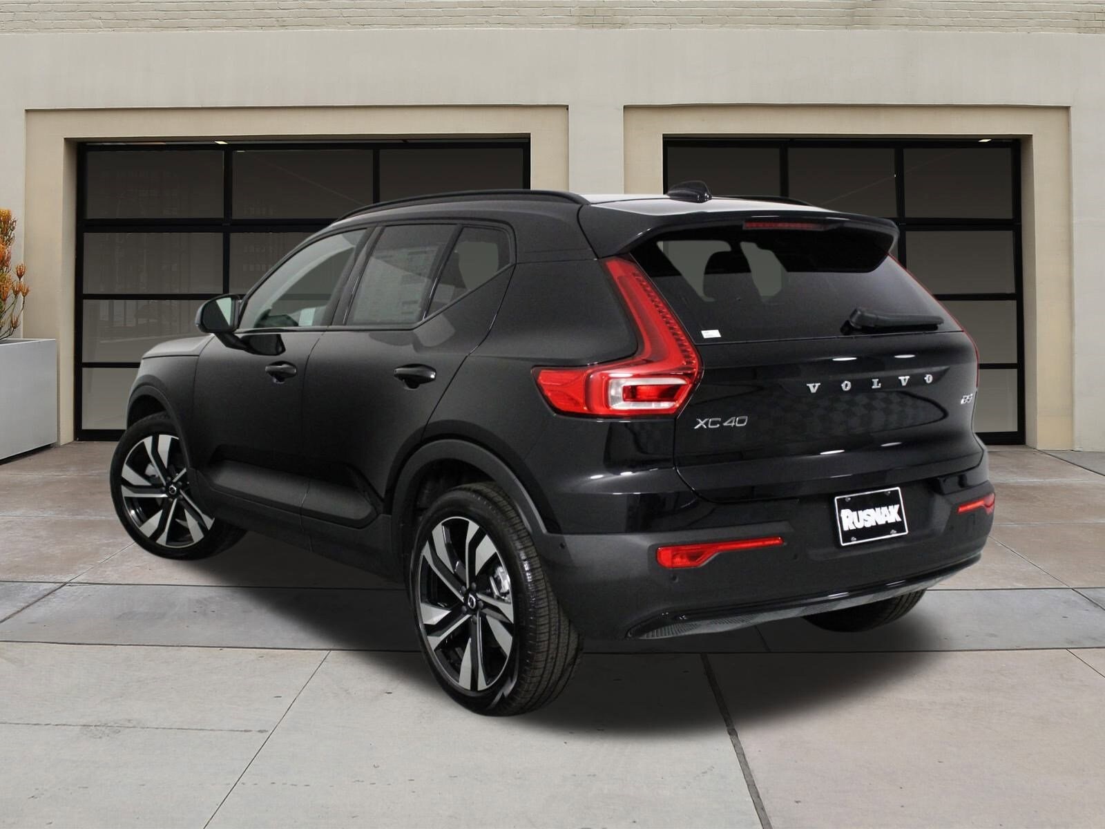 2026 Volvo XC40 photo 2