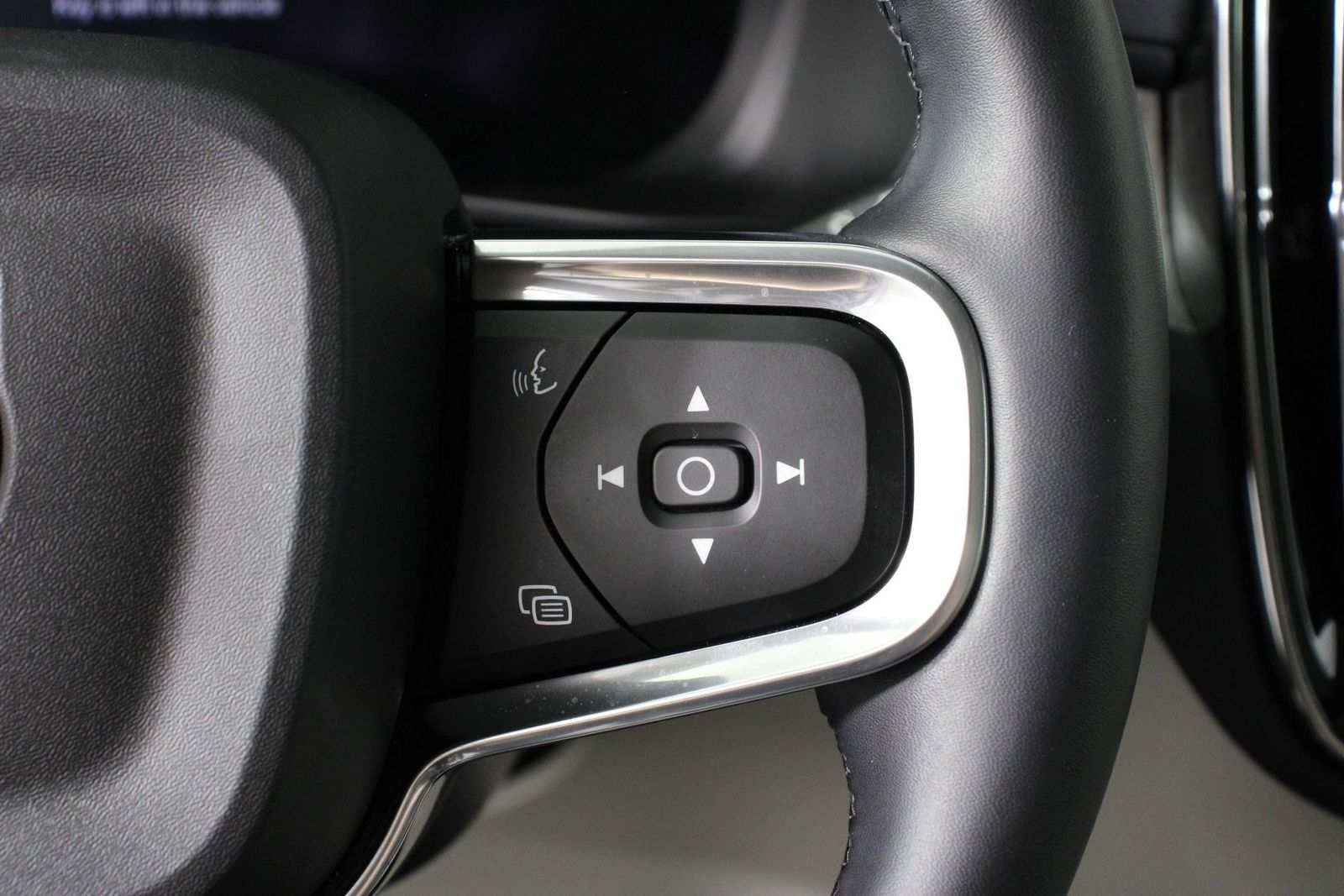 2026 Volvo XC40 Plus - Photo 11