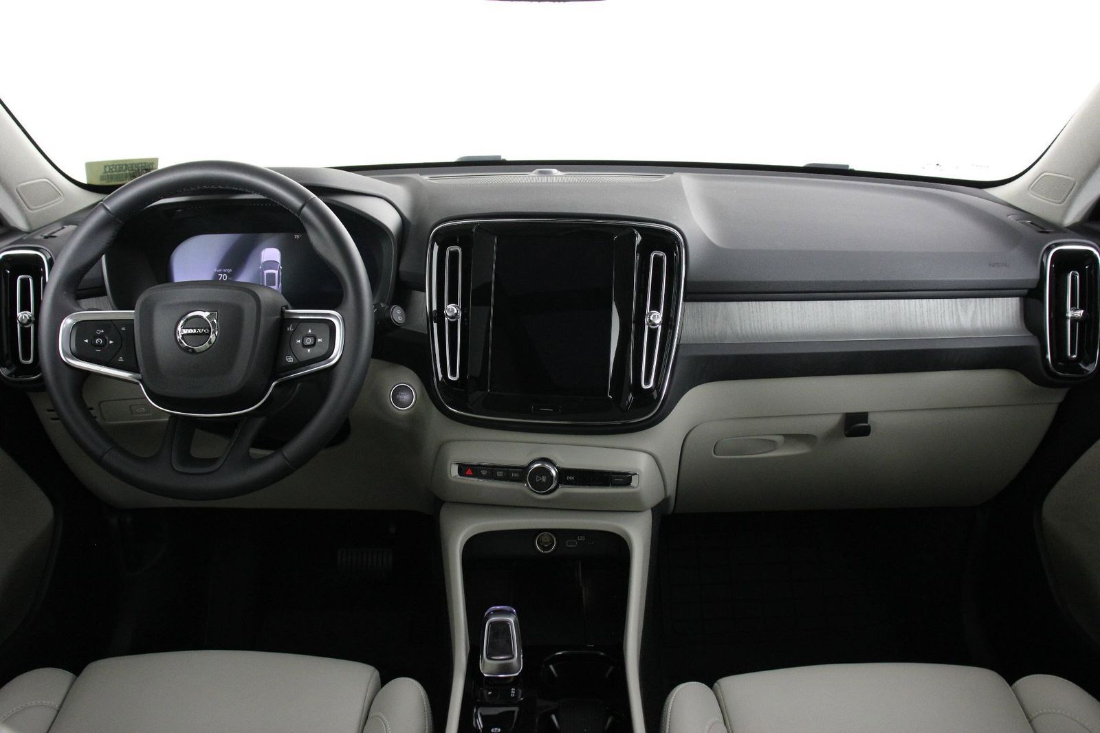 2026 Volvo XC40 B5 Plus photo 6