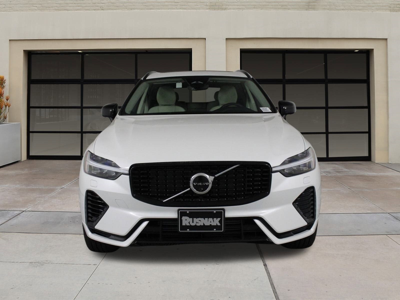 2025 Volvo XC60 Hybrid T8 Plus photo 2