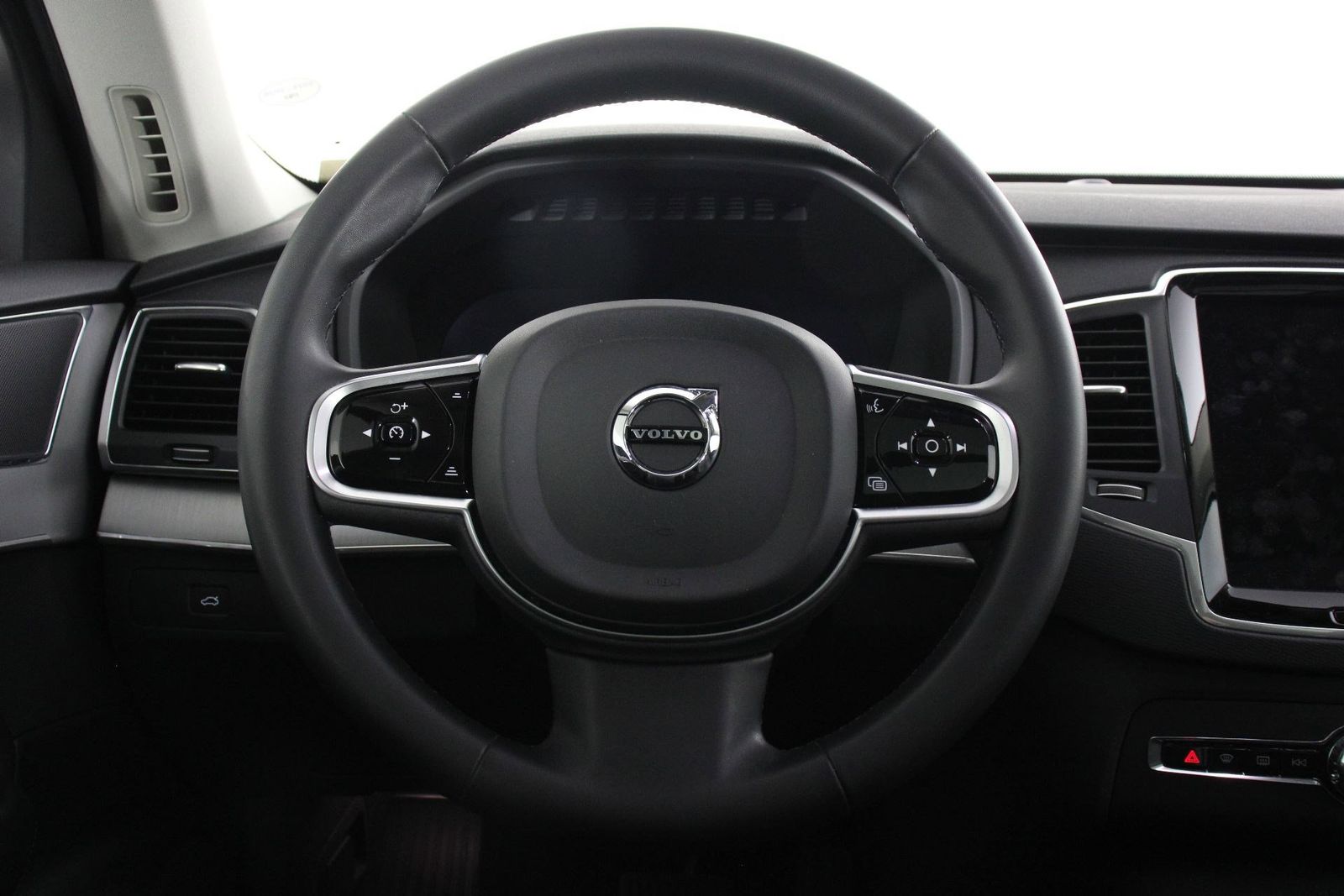2023 Volvo XC90 B5 Core photo 3