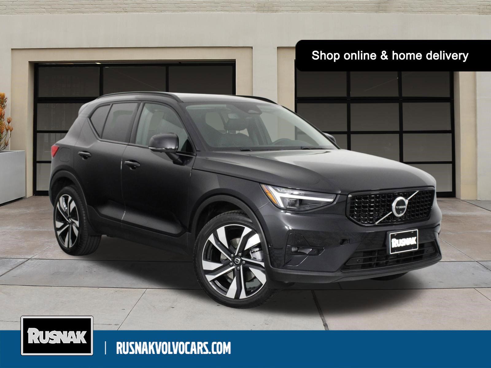 2025 Volvo XC40 B5 Plus Dark AWD's photo