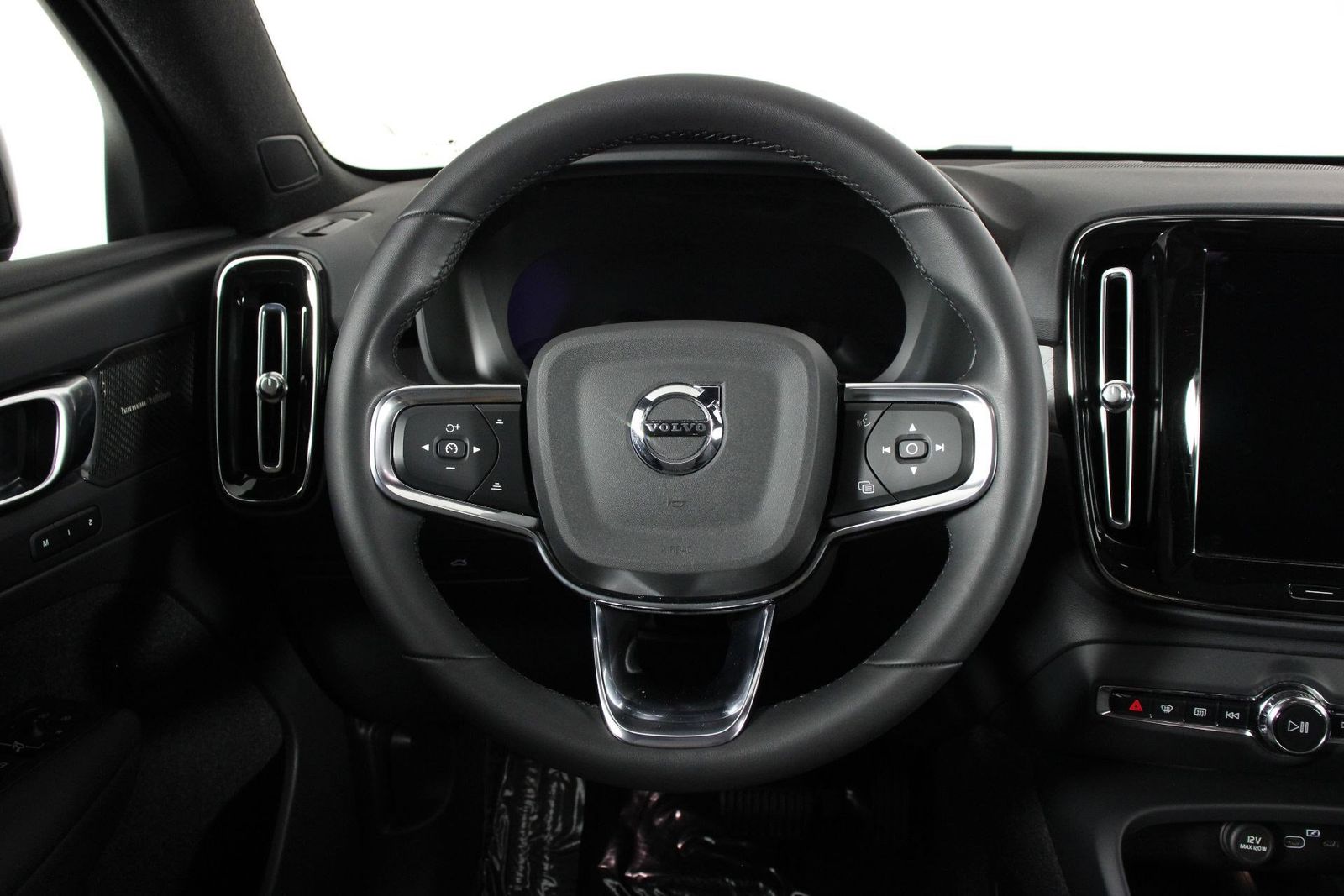 2023 Volvo C40 Recharge Pure Electric Ultimate photo 3