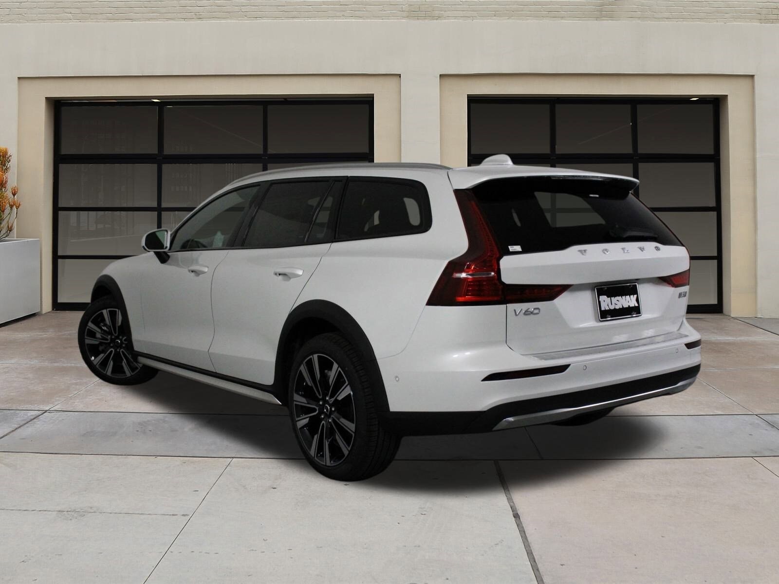 2026 Volvo V60 Cross Country B5 photo 2