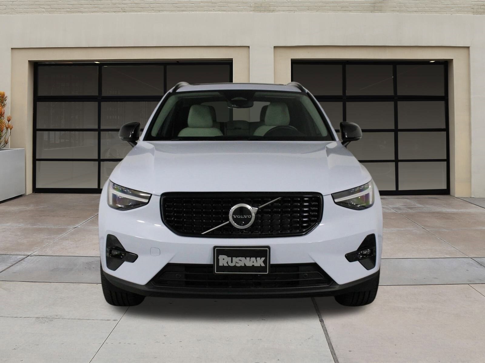 2026 Volvo XC40 AWD Plus photo 2