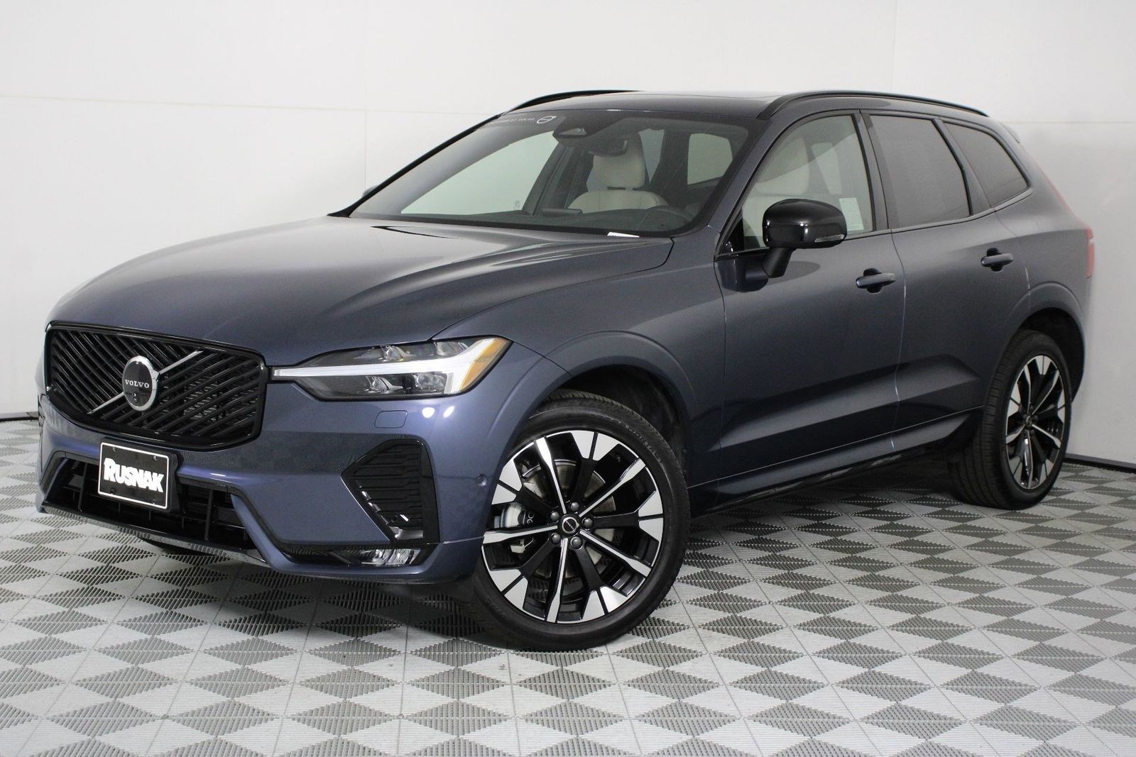 2026 Volvo XC60 B5 Plus photo 2