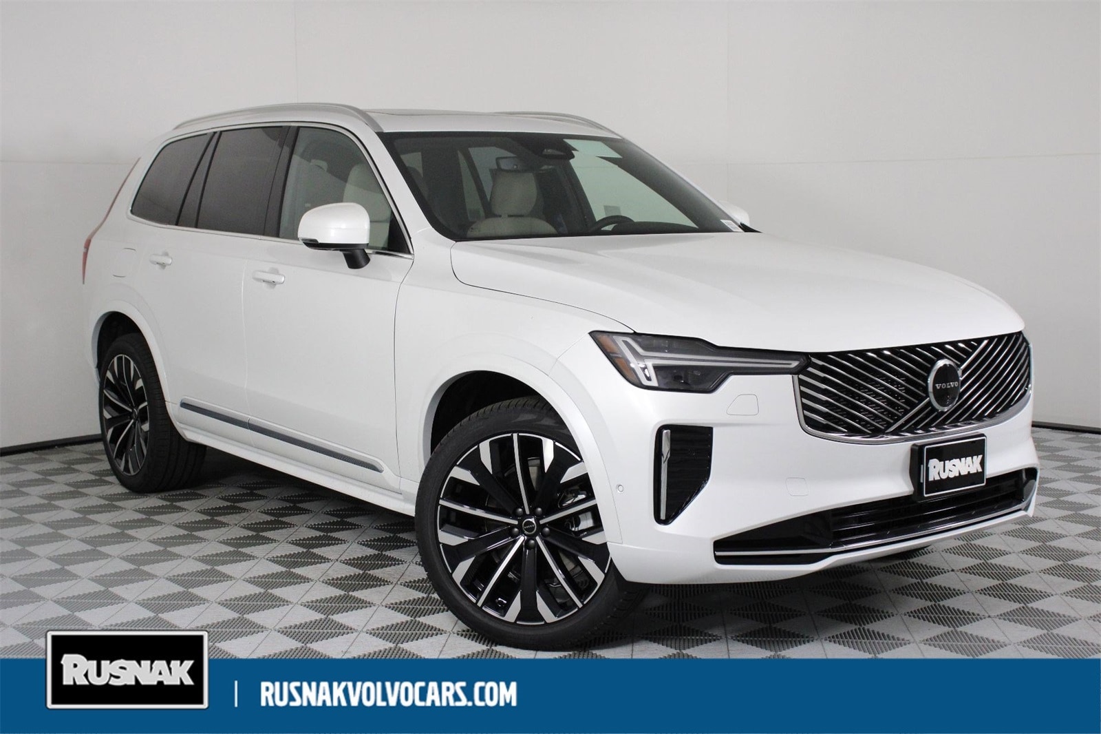 2026 Volvo XC90 Plus's photo