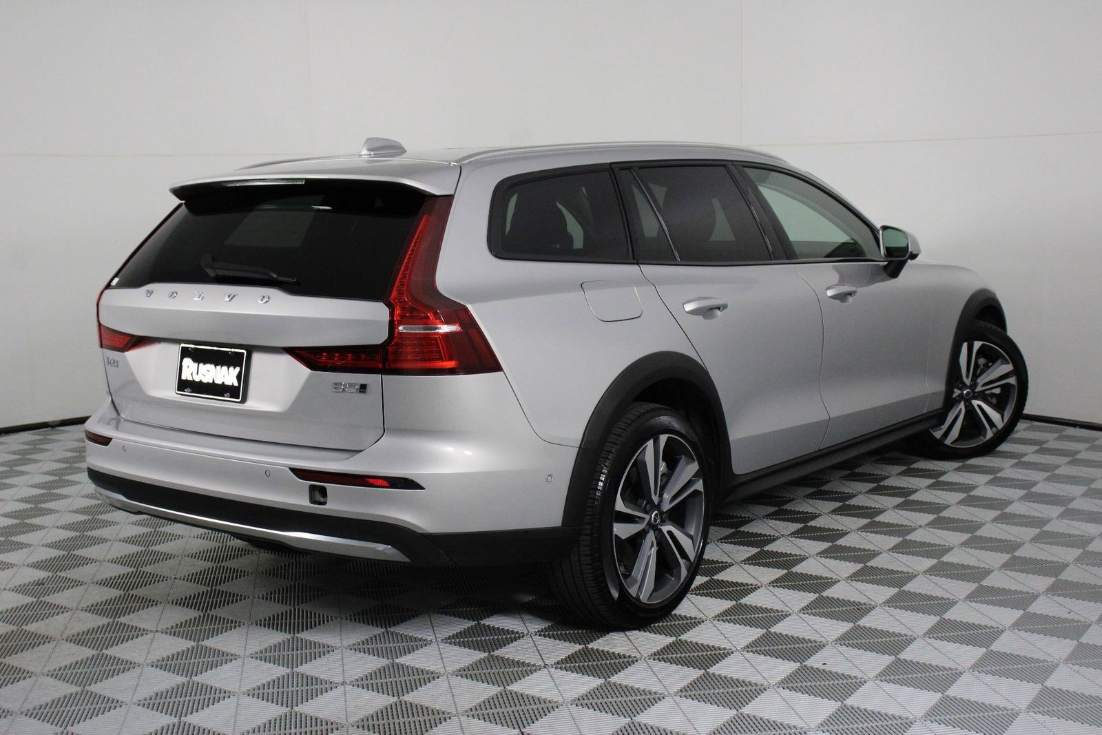 2025 Volvo V60 Cross Country B5 Plus photo 2