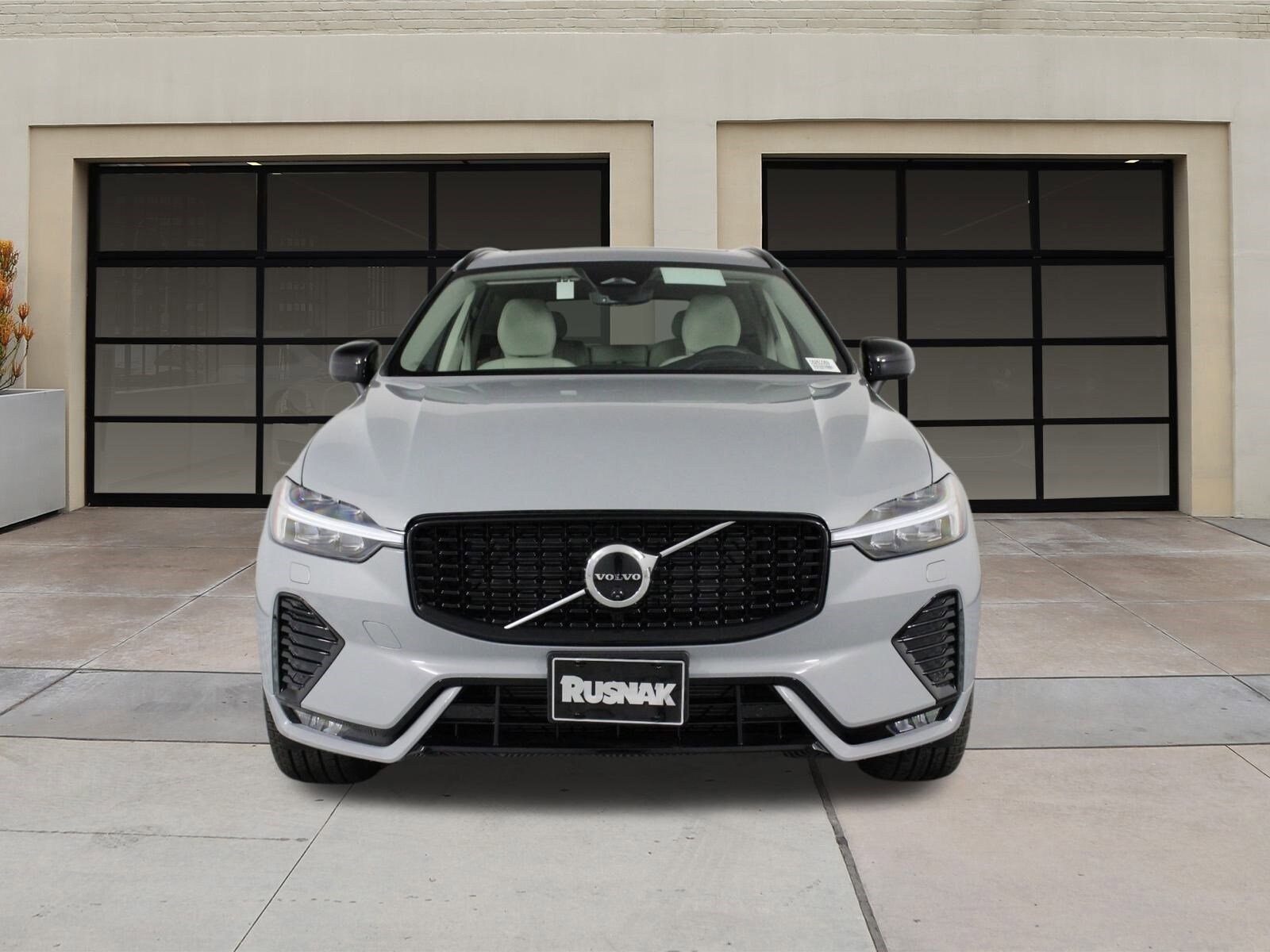 2025 Volvo XC60 B5 photo 2