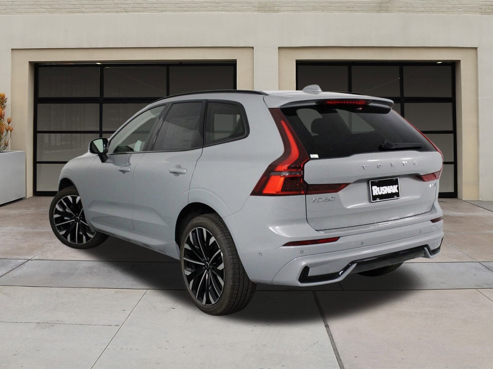 2026 Volvo XC60 B5 photo 2