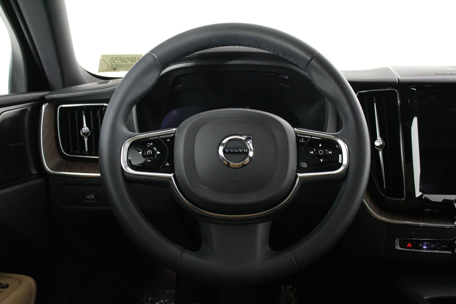 2023 Volvo XC60 B5 Ultimate Dark Theme photo 3